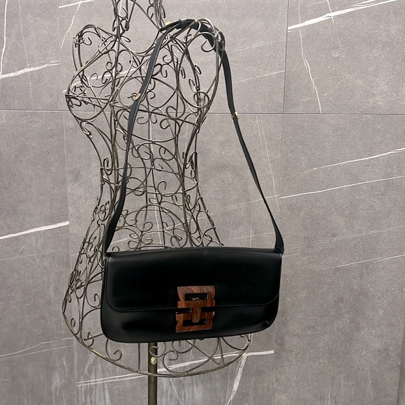 Salvatore Ferragamo Gancini wood logo shoulder bag. Black leather with wood logo - Picture 3 of 17